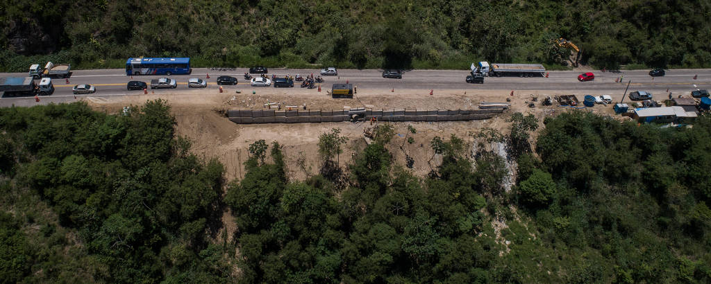 Vista de obras na rodovia Rio-Santos, na altura do quilômetro 116, em São Sebastião (SP)