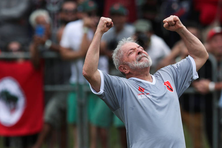 Lula joga partida de futebol em campo do MST