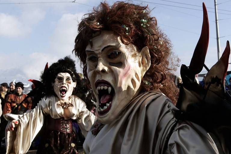 Foliões vestidos de diabos no Carnaval em Lucerna, na Suíça 