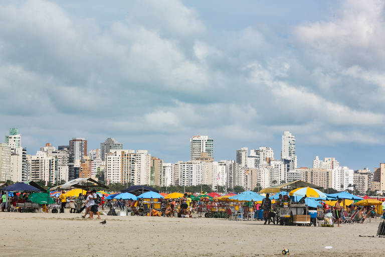 Turistas já tomam conta das praias do litoral sul de SP