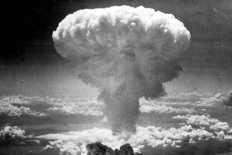 Foto mostra o cogumelo nuclear formado após o bombardeio de Nagasaki subindo entre nuvens, em 9 de agosto de 1945