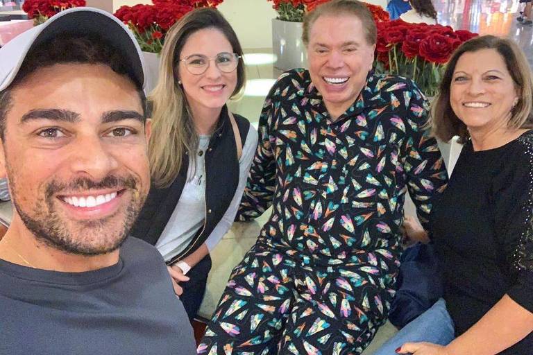 Silvio Santos vai ao shopping de pijama nos Estados Unidos