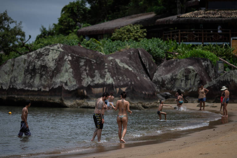 Turistas na praia do Sino, em Ilhabela, litoral norte de São Paulo