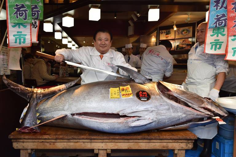 'Rei do atum' paga R$ 7,3 milhões por peixe de 276 kg no Japão