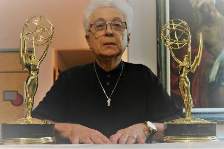 Aguinaldo Silva aparece com os dois troféus Emmy