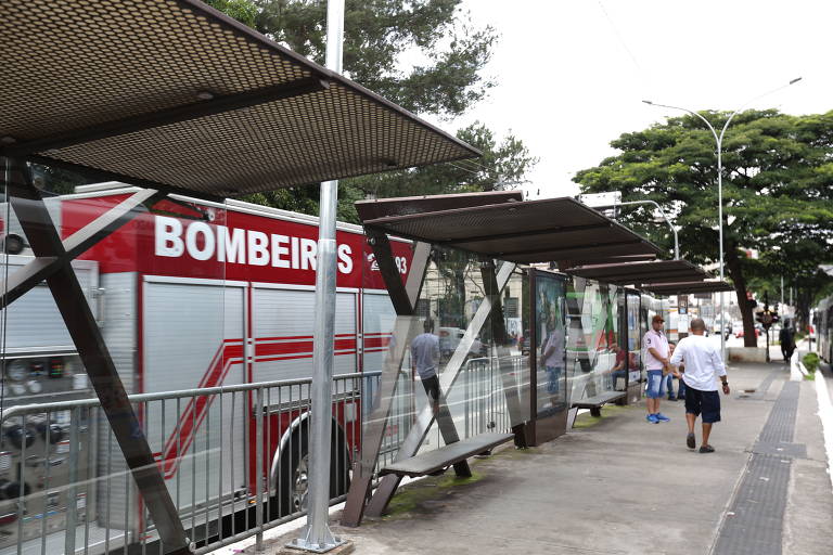 Homem morre eletrocutado em ponto de ônibus