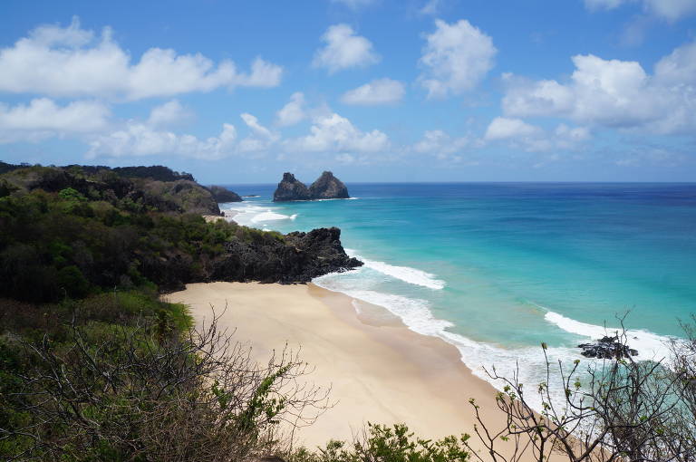 Fernando de Noronha retoma exigência de máscara e exame de Covid