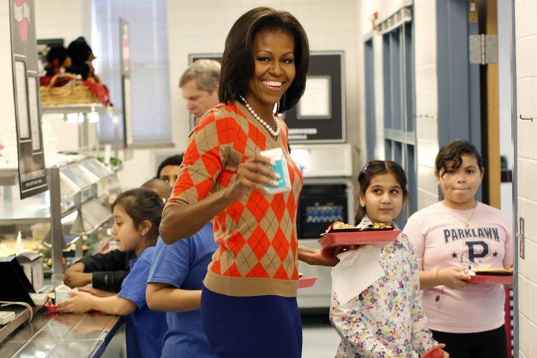 No aniversário de Michelle Obama, Trump propõe alterar regras sobre merenda e liberar pizza e hambúrguer