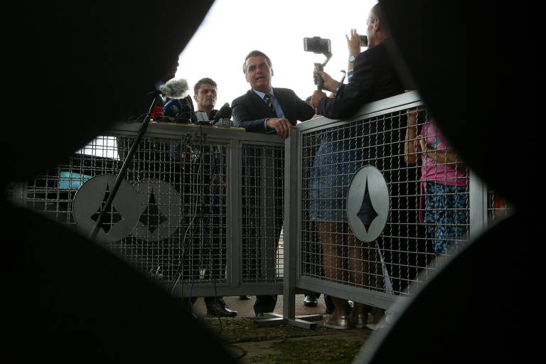 O presidente Bolsonaro fala a jornalistas e apoiadores na entrada do Palácio da Alvorada, em Brasília, nesta terça (21)