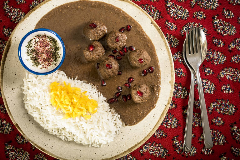 Prato com arroz com açafrão e carnes