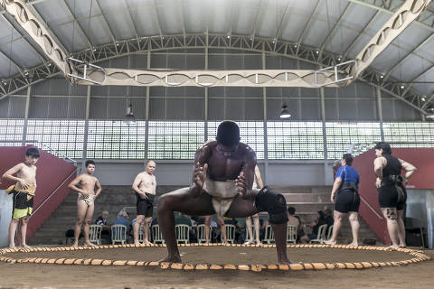 BRASIL - SAO PAULO - 12.01.2020 - REVISTA SAO PAULO - DESCUBRA SÃO PAULO - Descubra o mundo em São Paulo - ESPECIAL - Treino de Sumô no Centro de Esportes Radicais, coordenado pelo professor Kioshi Shimazaki (careca de uniforme preto). Foto: KEINY ANDRADE/FOLHAPRESS