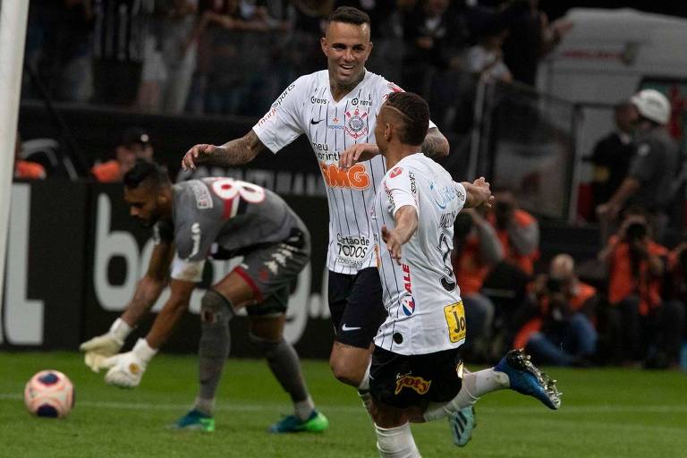 Goleiro Darley pega bola enquanto Luan e Janderson comemoram o gol