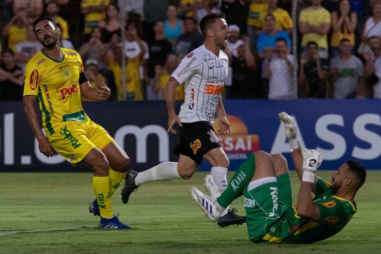 Homens de amarelo, de verde e preto e branco