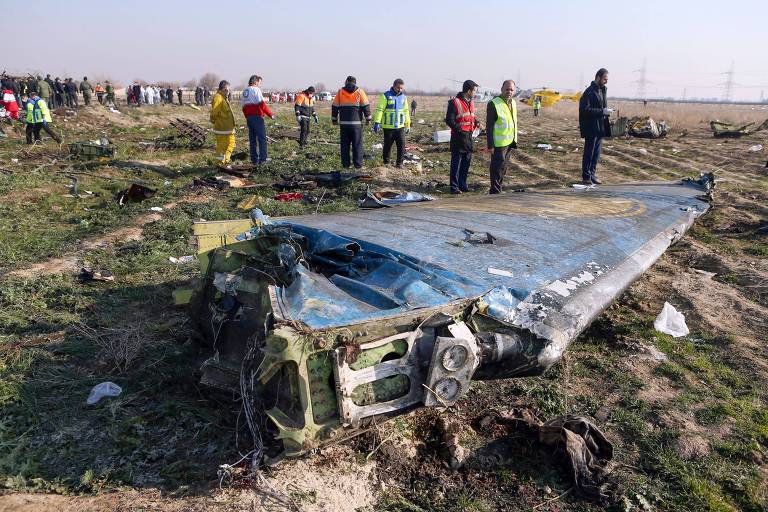 Equipes de resgate próximas a destroços do avião ucraniano derrubado logo após decolar em Teerã