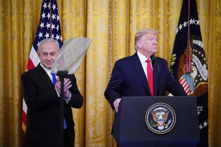 O presidente Donald Trump, à dir., e o premiê de Israel, Binyamin Netanyahu, durante anúncio do plano de paz na Casa Branca, em Washington