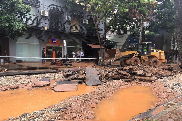 Chuva alaga avenidas e arrasta carros em BH