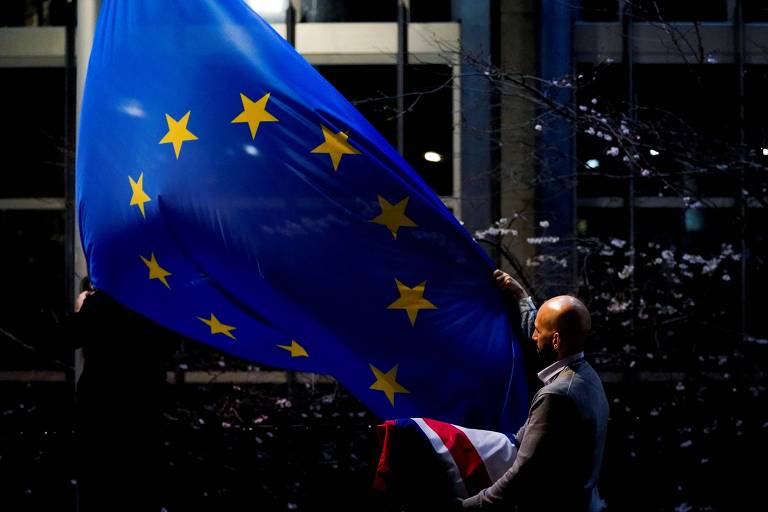 Bandeira do Reino Unido é substituída pela da União Europeia na sede do Parlamento Europeu, em Bruxelas 