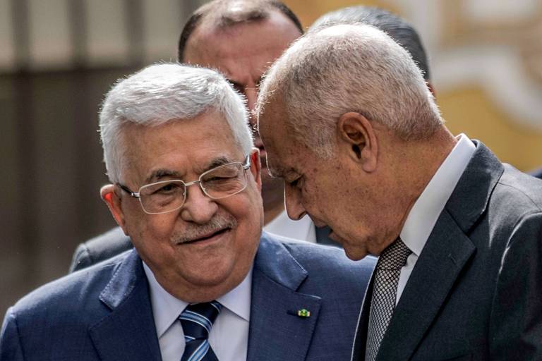 O líder palestino Mahmud Abbas, à esq., conversa com o secretário-geral da Liga Árabe, Ahmed Aboul Gheit, no Cairo