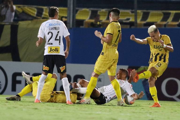 Janderson leva bolada de rival do Guaraní no duelo de estreia do Corinthians na fase prévia da Libertadores, no Paraguai