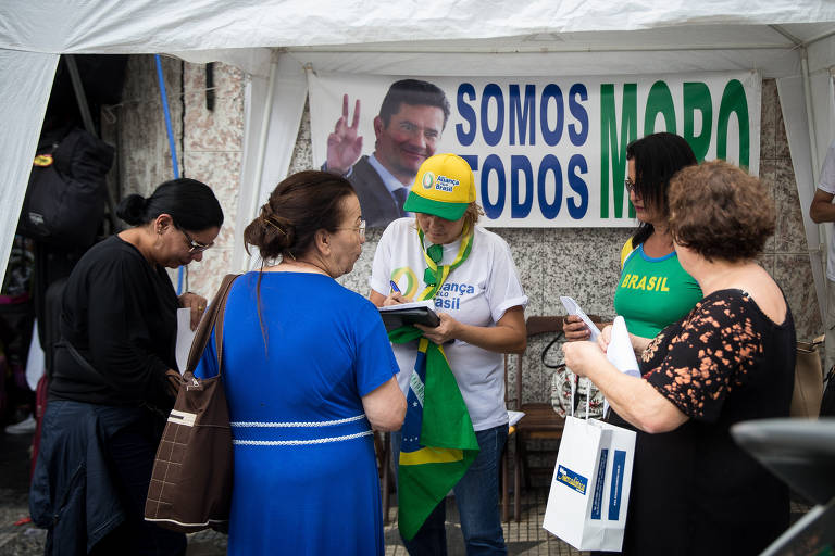 Bolsonaristas fazem mutirão de assinaturas para criar Aliança