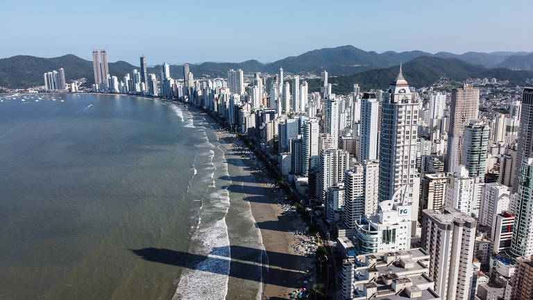 Arranha-céus escondem o sol em Balneário Camboriú