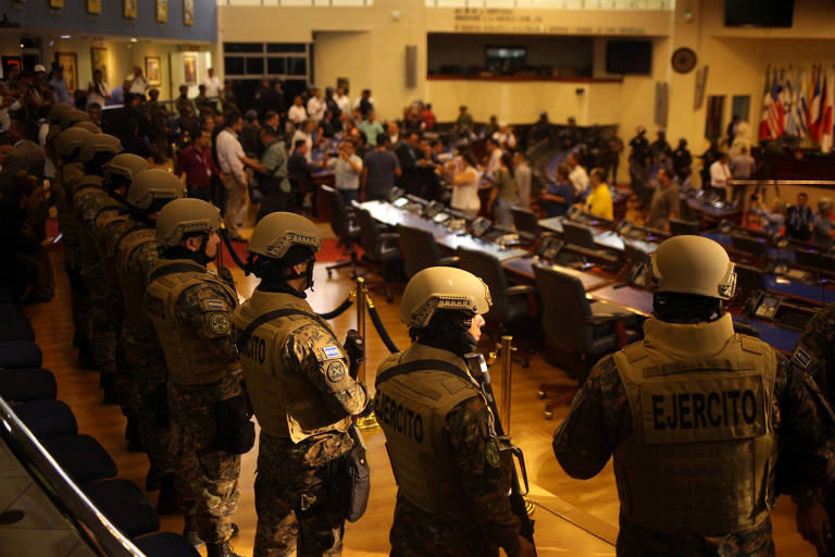 Militares fiéis ao presidente de El Salvador ocupam Congresso do país