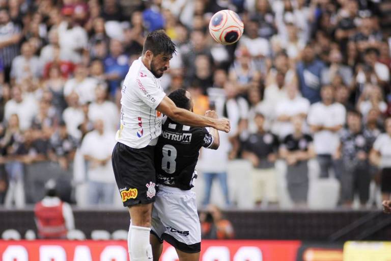 O zagueiro corintiano Pedro Henrique sobe mais alto na disputa com o volante Marquinhos, da Inter de Limeira, no duelo em Itaquera