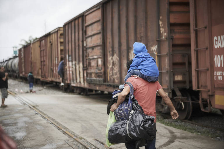 Migrante hondurenho com criança de três anos na rota migratória para os EUA