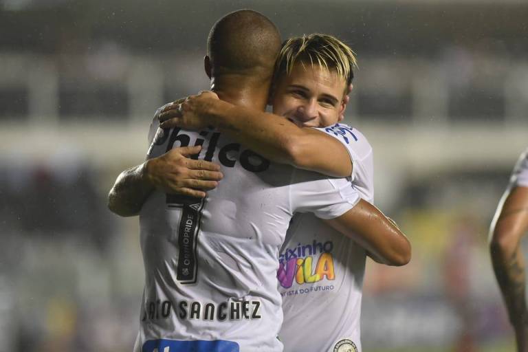 Jogadores de branco comemoram o primeiro gol do Santos