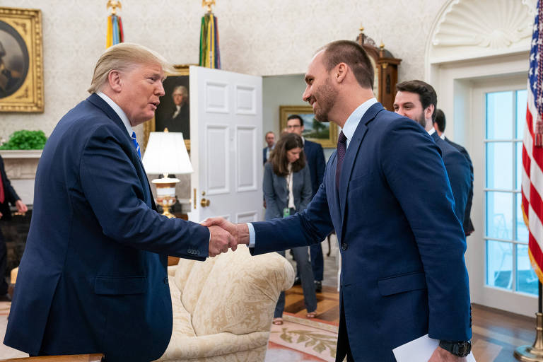 Donald  Trump e Eduardo Bolsonaro durante encontro nos Estados Unidos em 2019