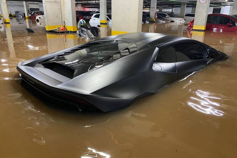 Lamborghini atingida por enchente em prédio na Vila Leopoldina, em SP