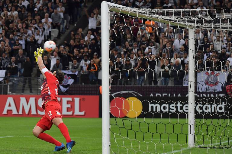 Goleiro Cássio salta, mas não evita o gol do Guaraní-PAR