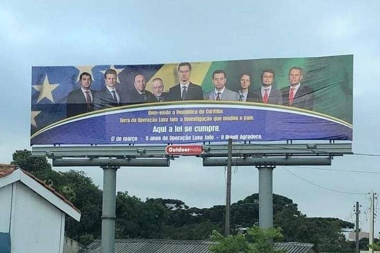 Outdoor em Curitiba elogia trabalho da força-tarefa da Lava Jato