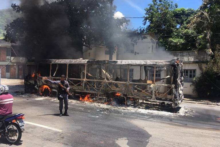 Bandidos queimam ônibus, depredam carros e fecham lojas em ataques em Vitória