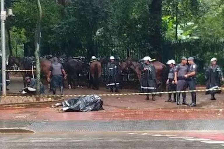 Cavalo Conhaque, da PM, morre eletrocutado ao pisar sobre uma tampa de metal energizada na praça da República, no centro da capital paulista