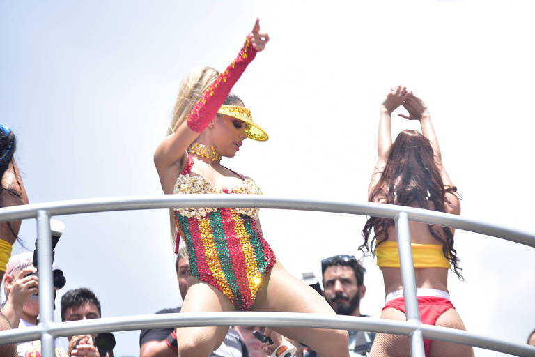 Lexa estreia no Carnaval de rua de SP