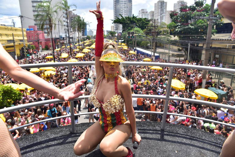 Lexa estreia no Carnaval de rua de SP com o Bloco Sapequinha e diz que perdeu 16 kg em quatro meses