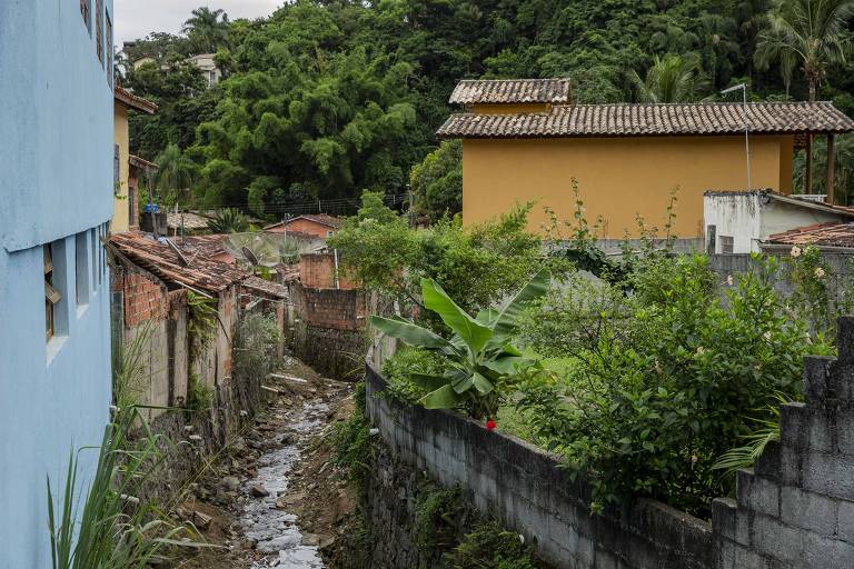 Córrego em que esgoto é diretamente lançado das casas, segundo moradores