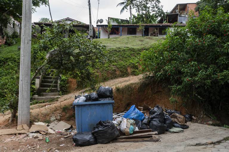 Lixo acumulado em rua da cidade