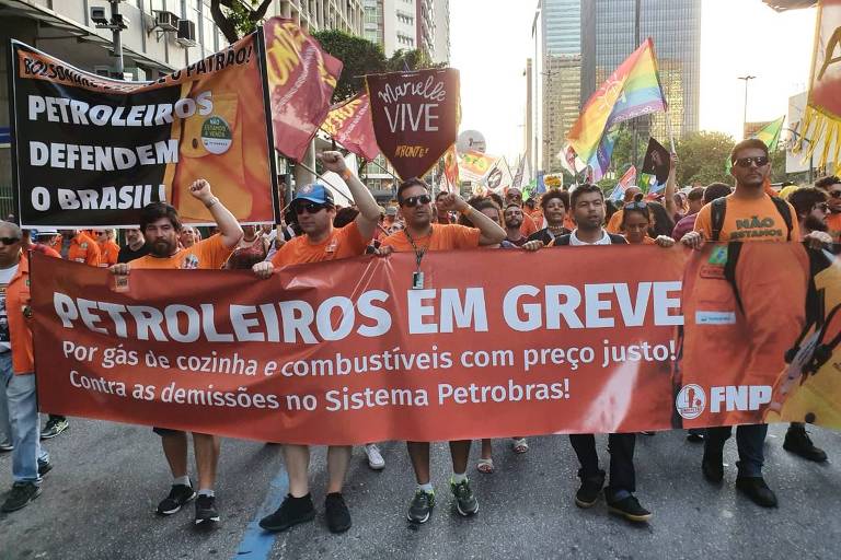 Petroleiros protestam no Rio de Janeiro contra demissões em fábrica de fertilizantes da Petrobras do Paraná