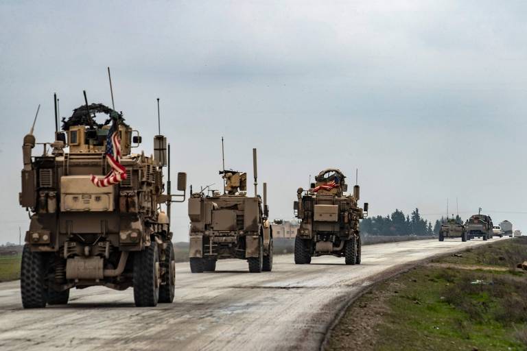 Um comboio militar americano atrás de veículos russos na M4, estrada do nordeste da Síria