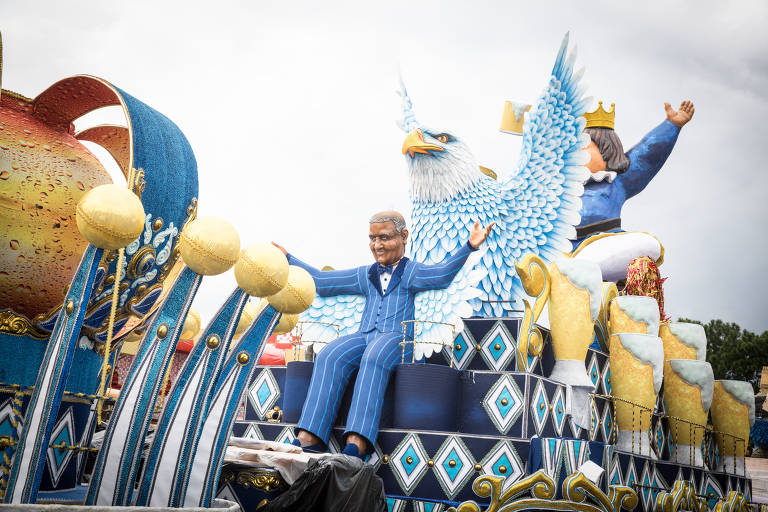 Escolas de samba dão últimos retoques nos carros alegóricos para desfile em SP