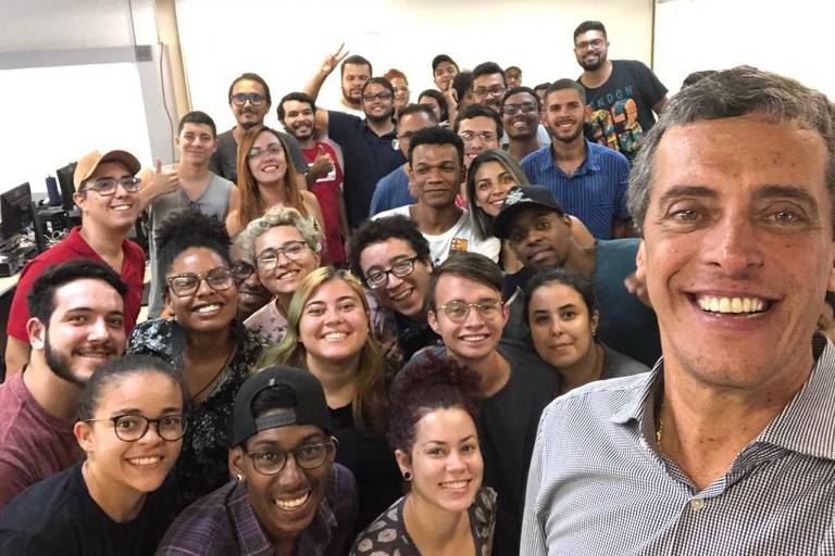 O fundador da Recode, Rodrigo Baggio, acompanhado por jovens impactados pelo negócio social