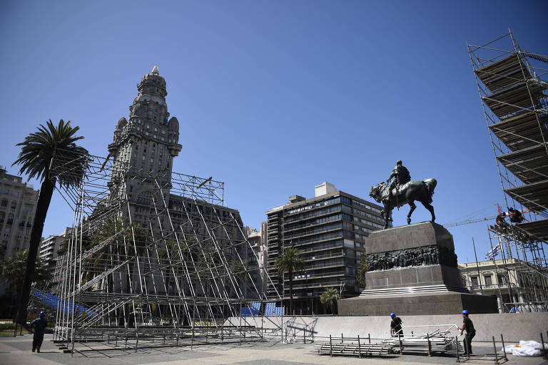 Funcionários trabalham na instalação de estrutura que será usada durante a cerimônia de posse de Luis Lacalle Pou na praça Independência, no centro de Montevidéu 