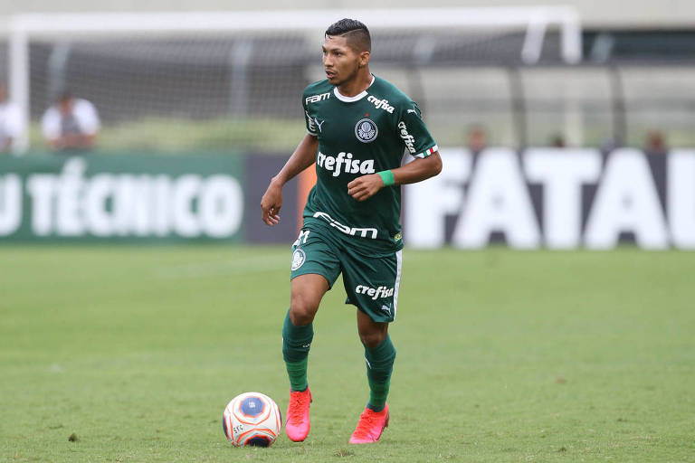 O jogador Rony, da SE Palmeiras, em jogo contra a equipe do Santos FC, durante partida válida pela oitava rodada, do Campeonato Paulista, Série A1, no Estádio do Pacaembu. (Foto: Cesar Greco)