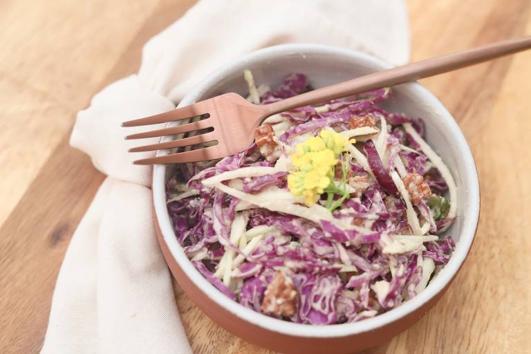 Salada de mamão verde com repolho roxo, crocante de tofu e tempê e molho de amendoim é sugestão de entrada no Cajuí