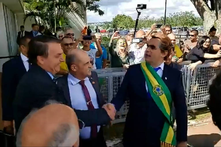 Presidente Jair Bolsonaro com o humorista Carioca fantasiado de presidente 