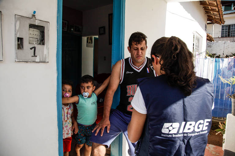 Recenseadora entrevista morador do bairro Nossa Senhora Aparecida, em Poços de Caldas, MG