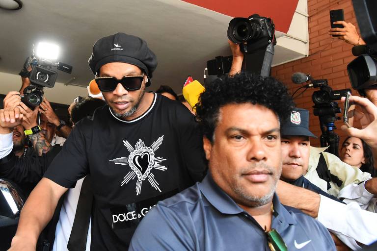 Entrada de Ronaldinho no Paraguai causa troca de acusações no governo