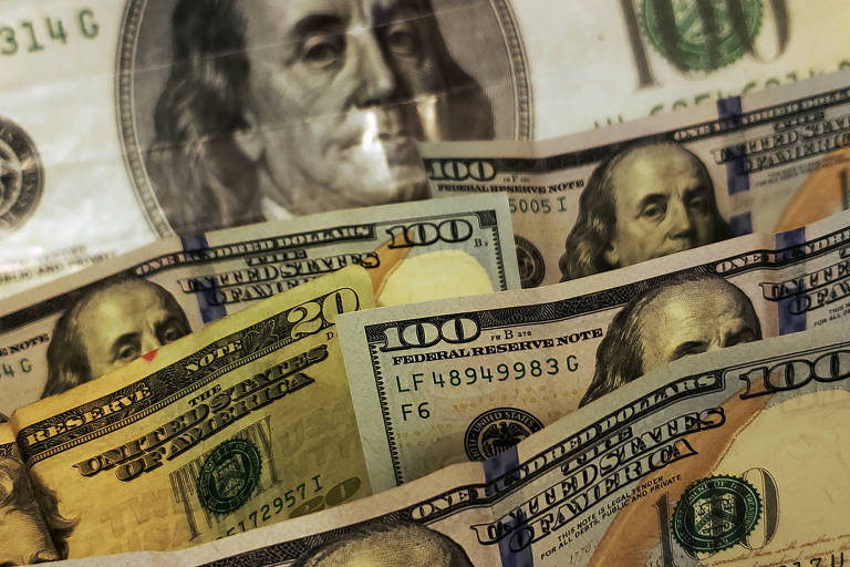 Dólar salta mais de 3% e volta aos R$ 5,32; Bolsa cai 1,7%